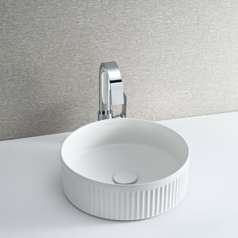 スペインのBATHCOによる、アート性と実用性を兼ね備えた洗面ボウル。直径360mmの扱いやすいサイズと、繊細なリブ模様が特徴。上質なマットホワイトの質感が空間に洗練された雰囲気を演出し、どんな素材とも美しく調和します。