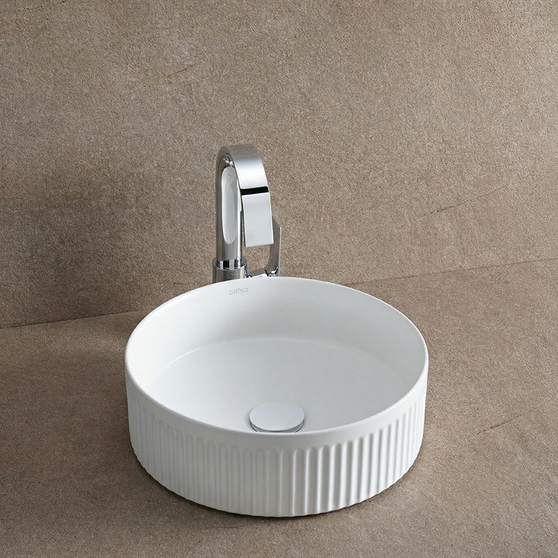スペインのBATHCOによる、アート性と実用性を兼ね備えた洗面ボウル。直径360mmの扱いやすいサイズと、繊細なリブ模様が特徴。上質なマットホワイトの質感が空間に洗練された雰囲気を演出し、どんな素材とも美しく調和します。