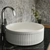 スペインのBATHCOによる、アート性と実用性を兼ね備えた洗面ボウル。直径360mmの扱いやすいサイズと、繊細なリブ模様が特徴。上質なマットホワイトの質感が空間に洗練された雰囲気を演出し、どんな素材とも美しく調和します。