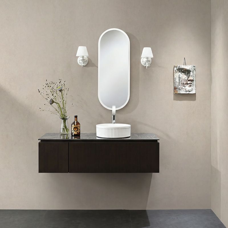 スペインのBATHCOによる、アート性と実用性を兼ね備えた洗面ボウル。直径360mmの扱いやすいサイズと、繊細なリブ模様が特徴。上質なマットホワイトの質感が空間に洗練された雰囲気を演出し、どんな素材とも美しく調和します。