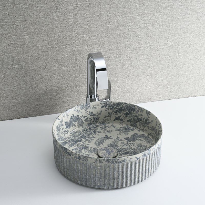 繊細なトワル・ド・ジュイ柄が印象的な、BATHCOのアート陶器洗面ボウル。直径360mmの扱いやすいサイズで、洗面空間に詩的で洗練された印象を与えます。縦リブの凹凸が光を優しく受け止め、外観に奥行きと立体感を演出。