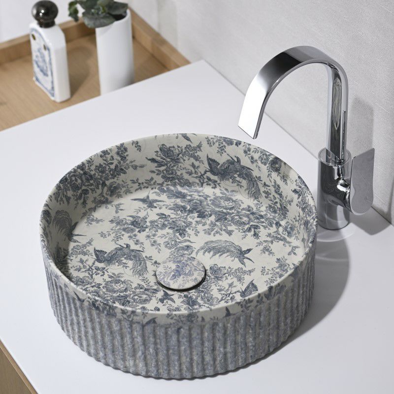 繊細なトワル・ド・ジュイ柄が印象的な、BATHCOのアート陶器洗面ボウル。直径360mmの扱いやすいサイズで、洗面空間に詩的で洗練された印象を与えます。縦リブの凹凸が光を優しく受け止め、外観に奥行きと立体感を演出。