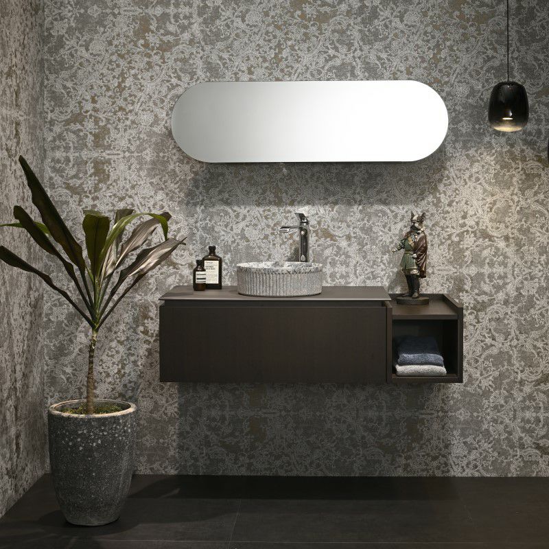 繊細なトワル・ド・ジュイ柄が印象的な、BATHCOのアート陶器洗面ボウル。直径360mmの扱いやすいサイズで、洗面空間に詩的で洗練された印象を与えます。縦リブの凹凸が光を優しく受け止め、外観に奥行きと立体感を演出。