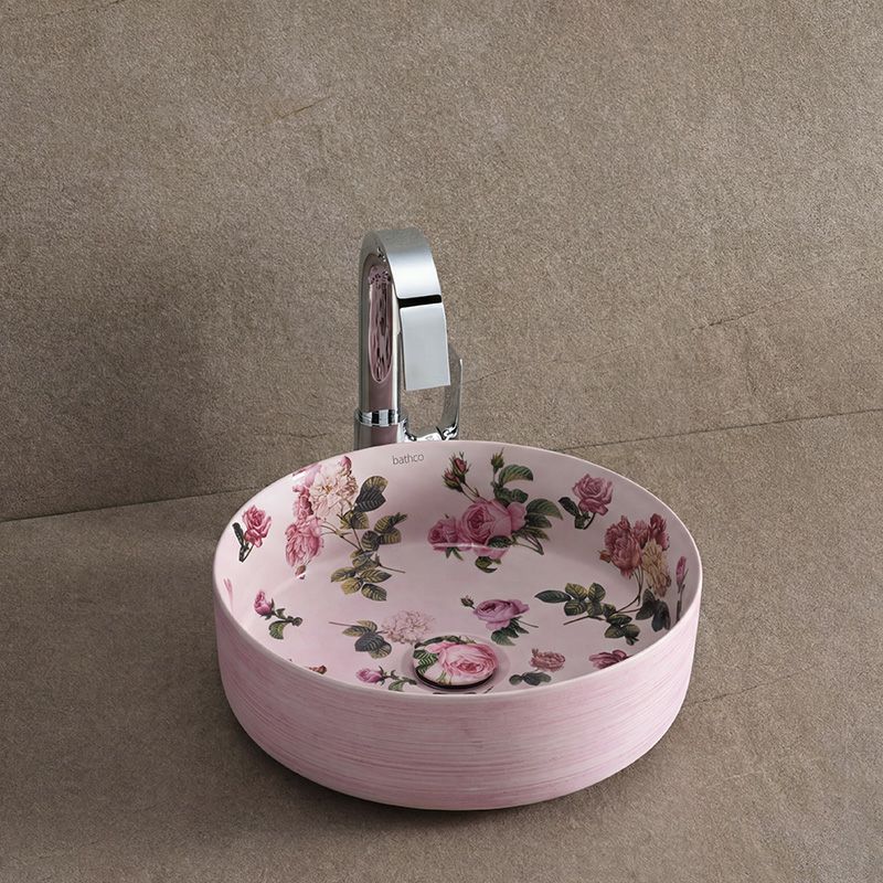 淡いピンクを基調とした花柄が華やかな印象を与える、BATHCO（スペイン）のアート陶器洗面ボウル。Φ360mmの扱いやすいサイズで、洗面空間に彩りと詩的な雰囲気をもたらします。外側の刷毛目模様が柔らかな陰影を生み、繊細で優しい表情を演出します。