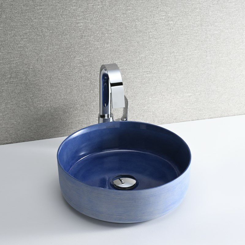 艶やかなコバルトブルーが印象的な、BATHCO（スペイン）のアート陶器洗面ボウル。直径360mmの扱いやすいサイズで、内側の深みある色彩と外側の刷毛目模様が豊かな表情を演出。ナチュラルな素材とも美しく調和し、空間に清涼感と静けさを添えます。