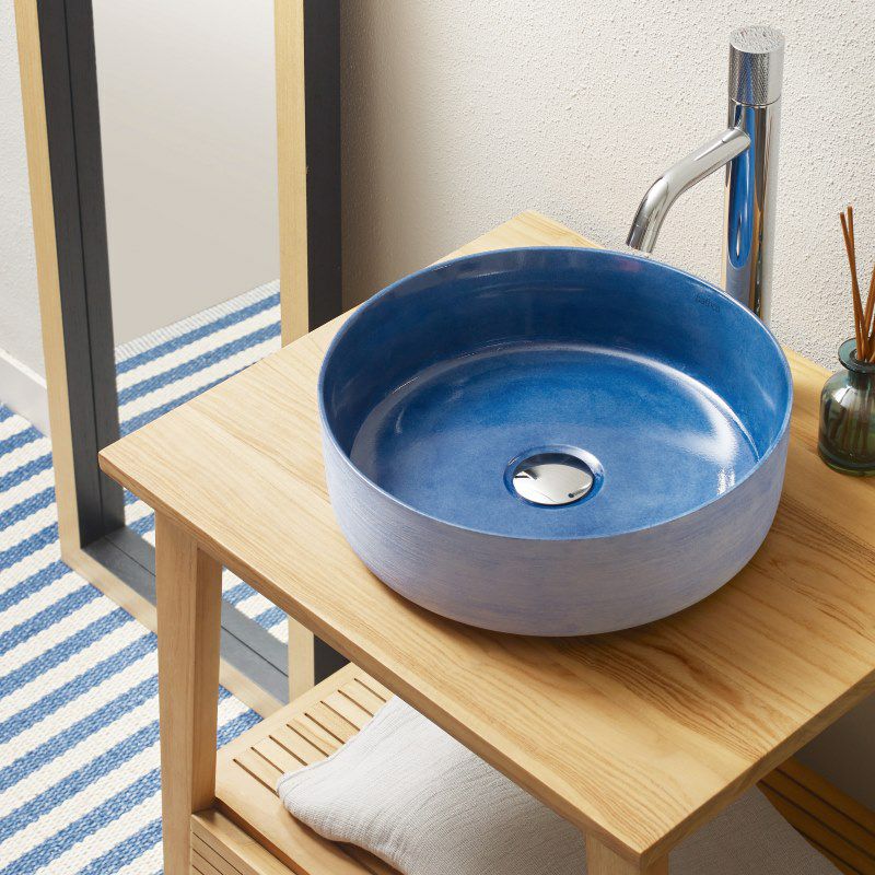 艶やかなコバルトブルーが印象的な、BATHCO（スペイン）のアート陶器洗面ボウル。直径360mmの扱いやすいサイズで、内側の深みある色彩と外側の刷毛目模様が豊かな表情を演出。ナチュラルな素材とも美しく調和し、空間に清涼感と静けさを添えます。