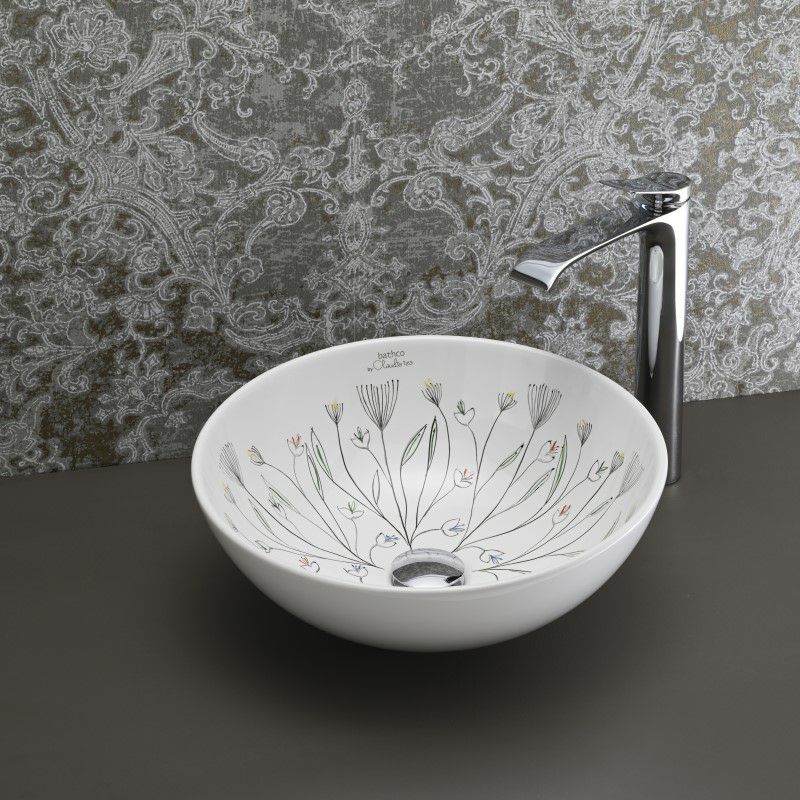 繊細なフローラルモチーフが描かれた、BATHCO（スペイン）のアート陶器洗面ボウル。Φ400×H150mmの広さで、柔らかな線と色彩が空間に優雅さと静けさをもたらします。ブラックや木材のカウンターとも美しく調和。