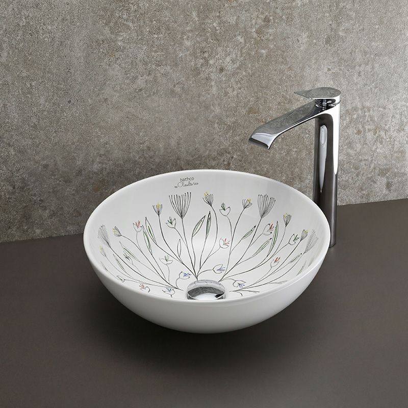 繊細なフローラルモチーフが描かれた、BATHCO（スペイン）のアート陶器洗面ボウル。Φ400×H150mmの広さで、柔らかな線と色彩が空間に優雅さと静けさをもたらします。ブラックや木材のカウンターとも美しく調和。