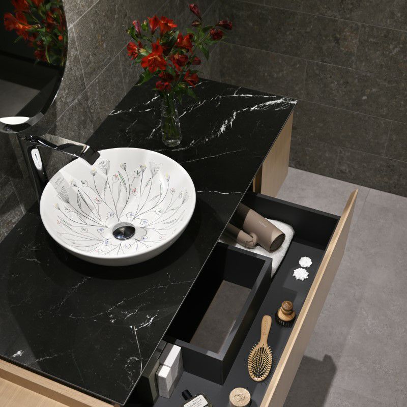 繊細なフローラルモチーフが描かれた、BATHCO（スペイン）のアート陶器洗面ボウル。Φ400×H150mmの広さで、柔らかな線と色彩が空間に優雅さと静けさをもたらします。ブラックや木材のカウンターとも美しく調和。