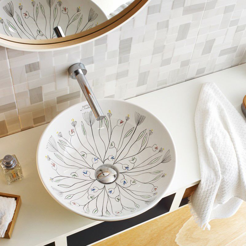 繊細なフローラルモチーフが描かれた、BATHCO（スペイン）のアート陶器洗面ボウル。Φ400×H150mmの広さで、柔らかな線と色彩が空間に優雅さと静けさをもたらします。ブラックや木材のカウンターとも美しく調和。