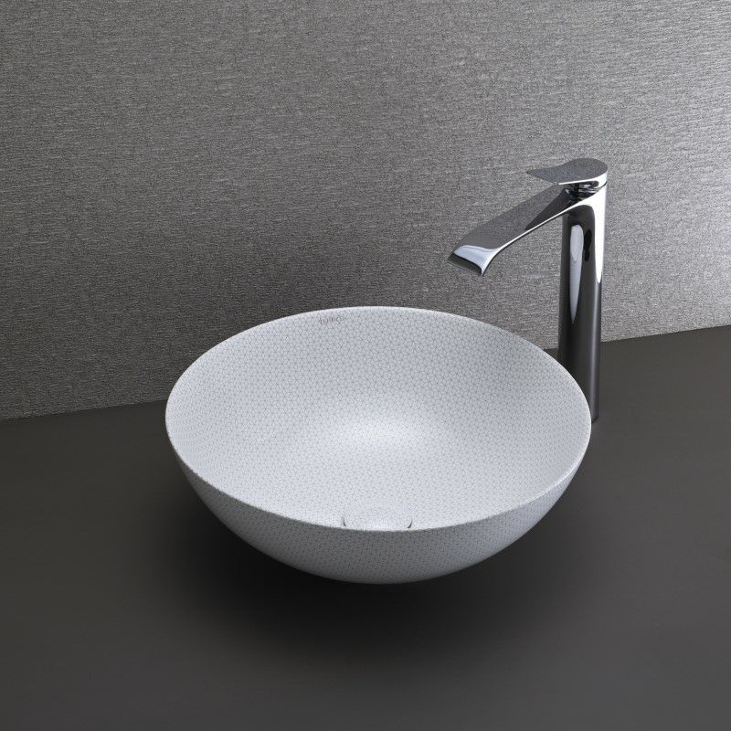 建築的な六角形模様が印象的な、BATHCO（スペイン）のアート陶器洗面ボウル。Φ400×H150mmのサイズで、モダン空間に静けさと知性を添えます。幾何学の美が引き立つ洗練されたデザインです。