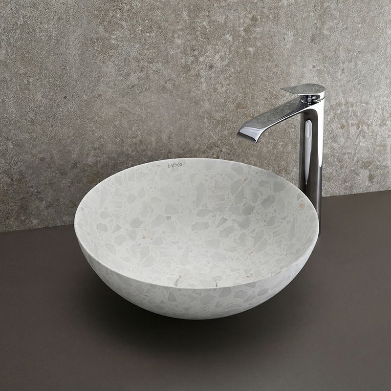 テラゾ柄がやさしく広がる、BATHCO（スペイン）のアート陶器洗面ボウル。Φ400×H150mmのゆったりとしたサイズで、淡いグレートーンと繊細な粒模様がナチュラルな洗面空間に調和と奥行きをもたらします。