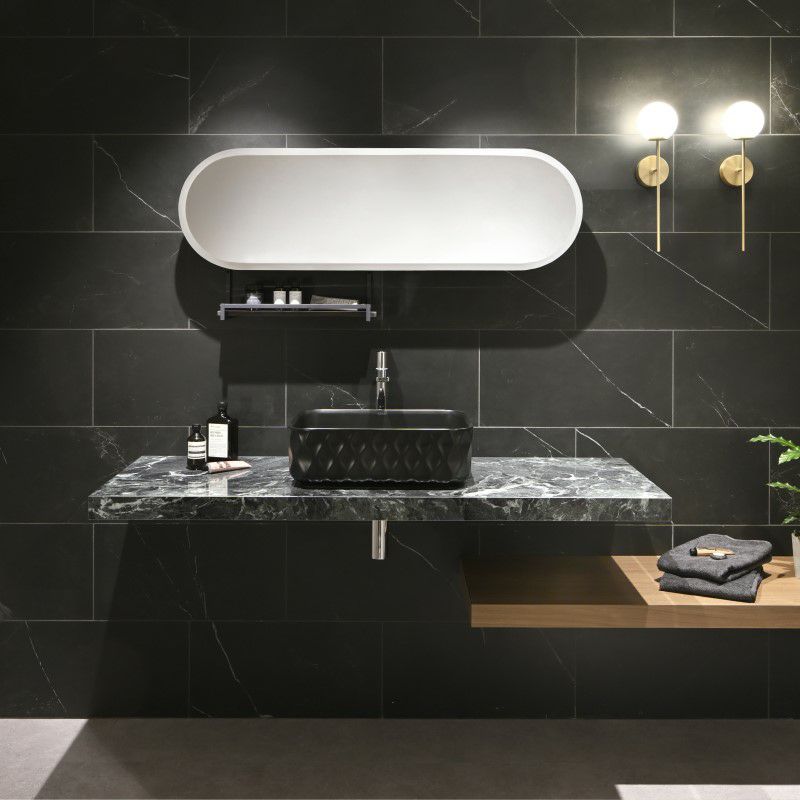 有機的な造形とマットブラックの質感が際立つ、BATHCO（スペイン）製洗面ボウル。SAND WAVESシリーズの中でも、W500×D385×H165mmの広々としたサイズ感が特長。静けさの中に洗練を湛える、現代的で彫刻的な一品です。