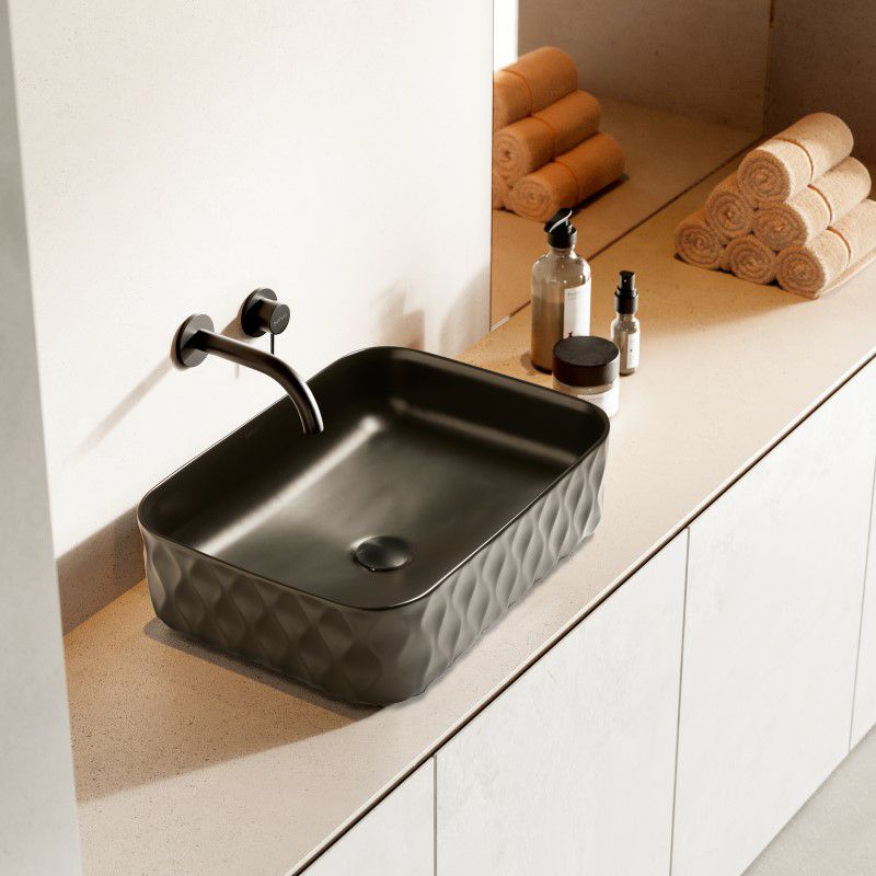 有機的な造形とマットブラックの質感が際立つ、BATHCO（スペイン）製洗面ボウル。SAND WAVESシリーズの中でも、W500×D385×H165mmの広々としたサイズ感が特長。静けさの中に洗練を湛える、現代的で彫刻的な一品です。