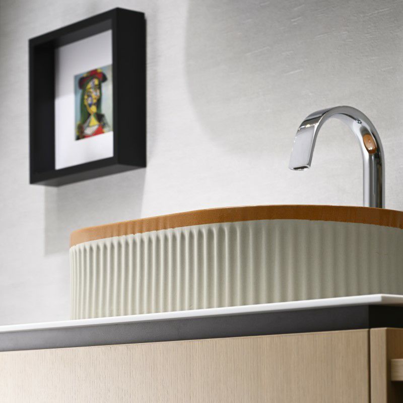 スペインBATHCOの陶器洗面ボウル「WADI Orange」。鮮やかなオレンジの内側とベージュグレーの外側のコントラストが印象的で、空間にぬくもりと彩りを添えるデザイン。オーバル型と釉薬の艶感が美しく調和し、住宅から商業空間まで幅広く活躍します。