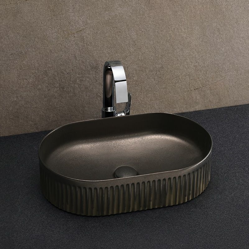 スペインBATHCOの「WADI Black Aged」は、波打つようなレリーフと艶のあるブラックが調和した陶器洗面ボウル。光の陰影が美しく際立ち、空間に上質で静かな存在感をもたらします。住宅・商業空間問わず活躍するエレガントなデザインです。
