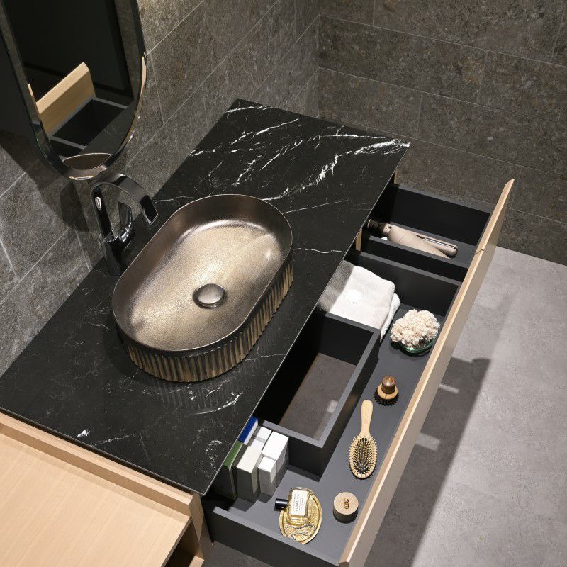 スペインBATHCOの「WADI Black Aged」は、波打つようなレリーフと艶のあるブラックが調和した陶器洗面ボウル。光の陰影が美しく際立ち、空間に上質で静かな存在感をもたらします。住宅・商業空間問わず活躍するエレガントなデザインです。